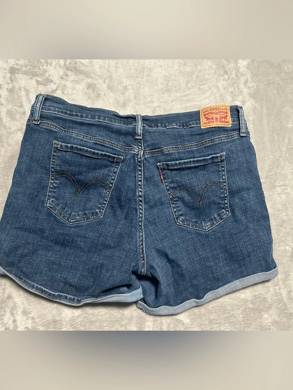 Levi’s Mid Length Denim Shorts Women’s 33 Dark Wash Cuffed - Picture 2 of 6